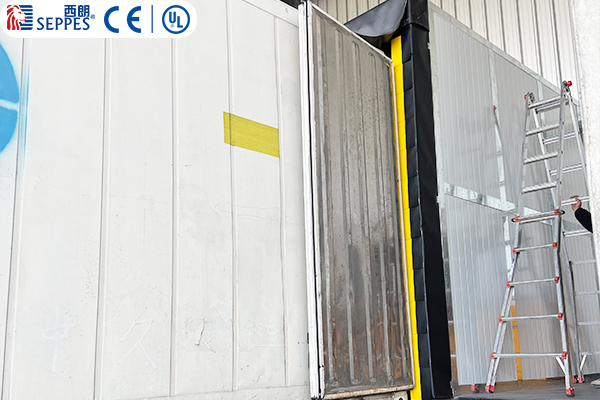 装卸货状态，车厢挤压海绵门封上