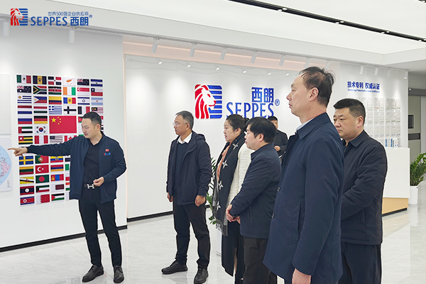 杨元嘉董事长向来宾们介绍西朗门业企业文化展厅